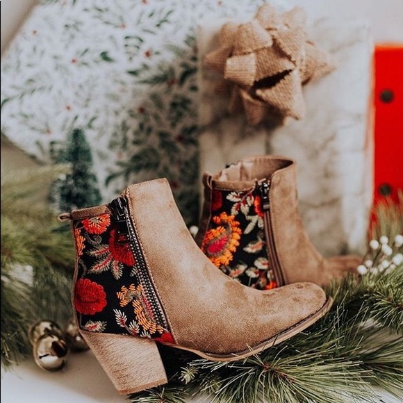 ‘Jaclyn’ Embroidered Booties - Picture 3 of 6